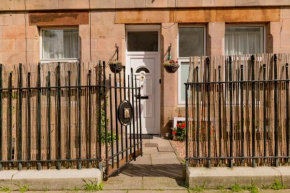 Stylish central flat in Edinburgh with private garden